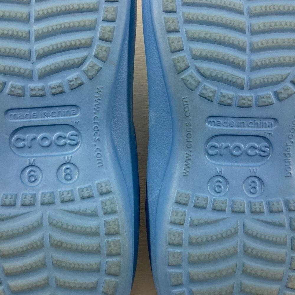 UNC Crocs Thong Sandals Unisex M6 W8 Blue Gray Flip Flop Like New - Picture 8 of 9